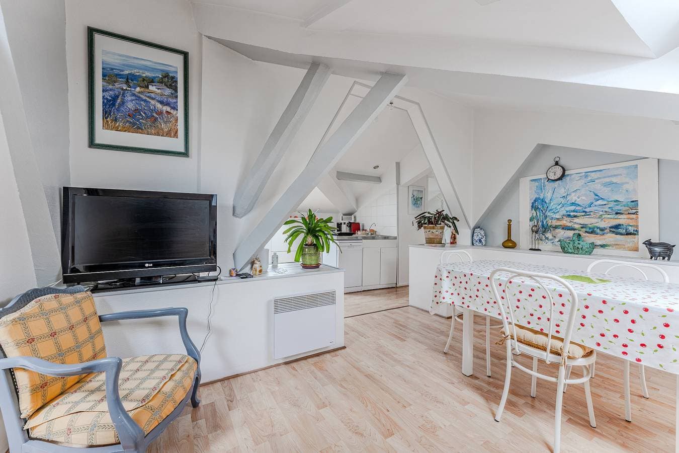Foto 6 von 20: Mansardenapartment mit privatem Garten, WLAN & Klimaanlage im Zentrum La Teste-de-Buch