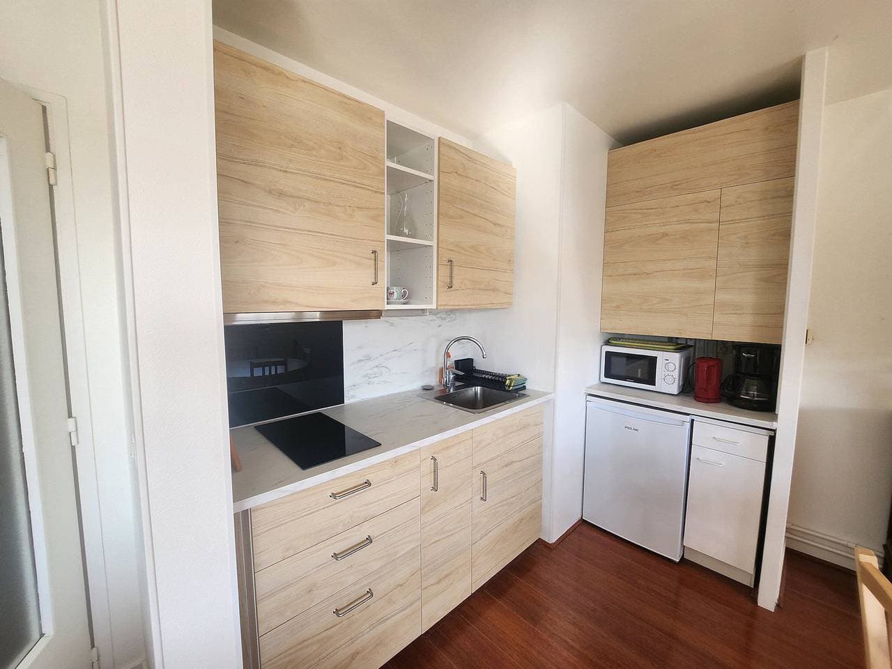 Foto 2 von 11: Großes 40m² Studio mit Meer- und Hafenblick, privater Parkplatz