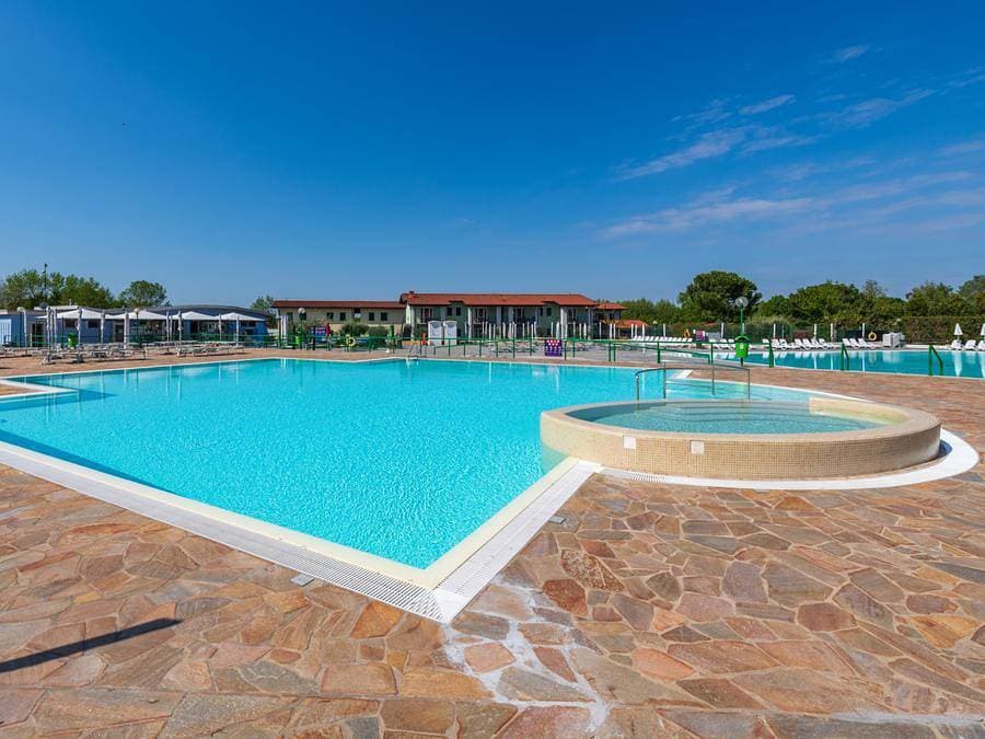 Foto 2 von 22: Camping The Garda Village - Bungalow 4 personen - Bilo Comfort