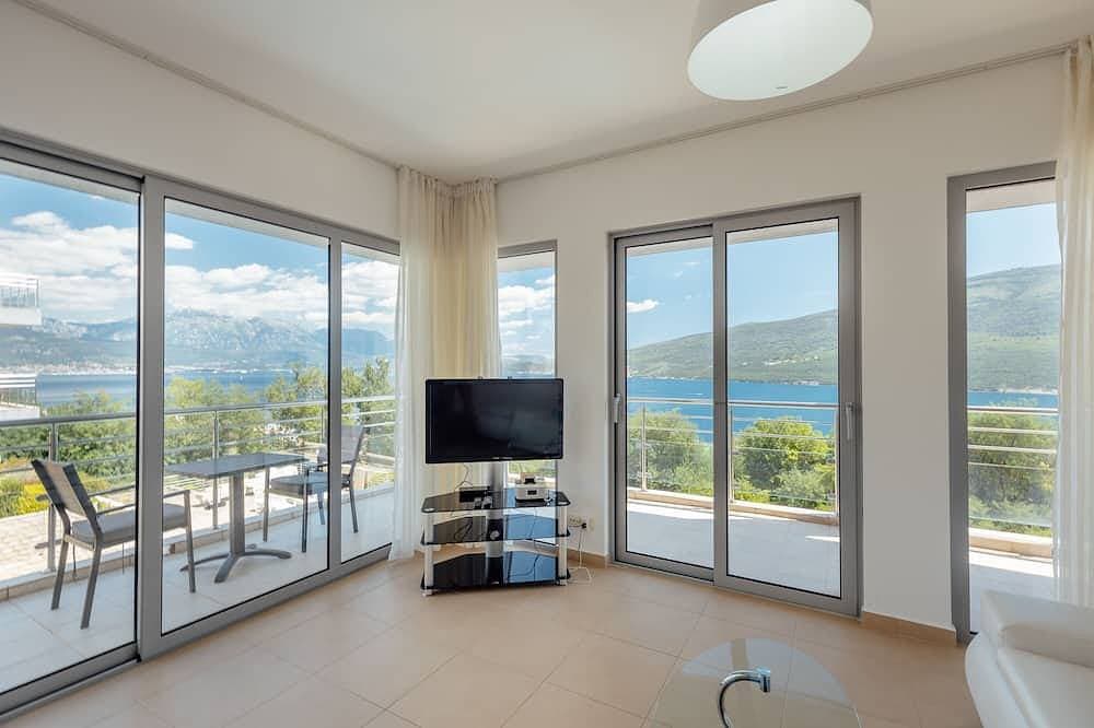 Foto 12 von 30: Luxury Apartment - Blick über die Bucht von Kotor - Infinity-Pool