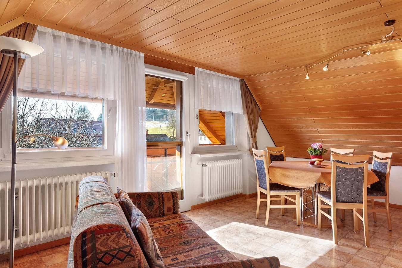 Foto 2 von 42: Ferienwohnung 'Mit Balkon, 60qm' mit Bergblick, Gemeinschaftsgarten und Wi-Fi