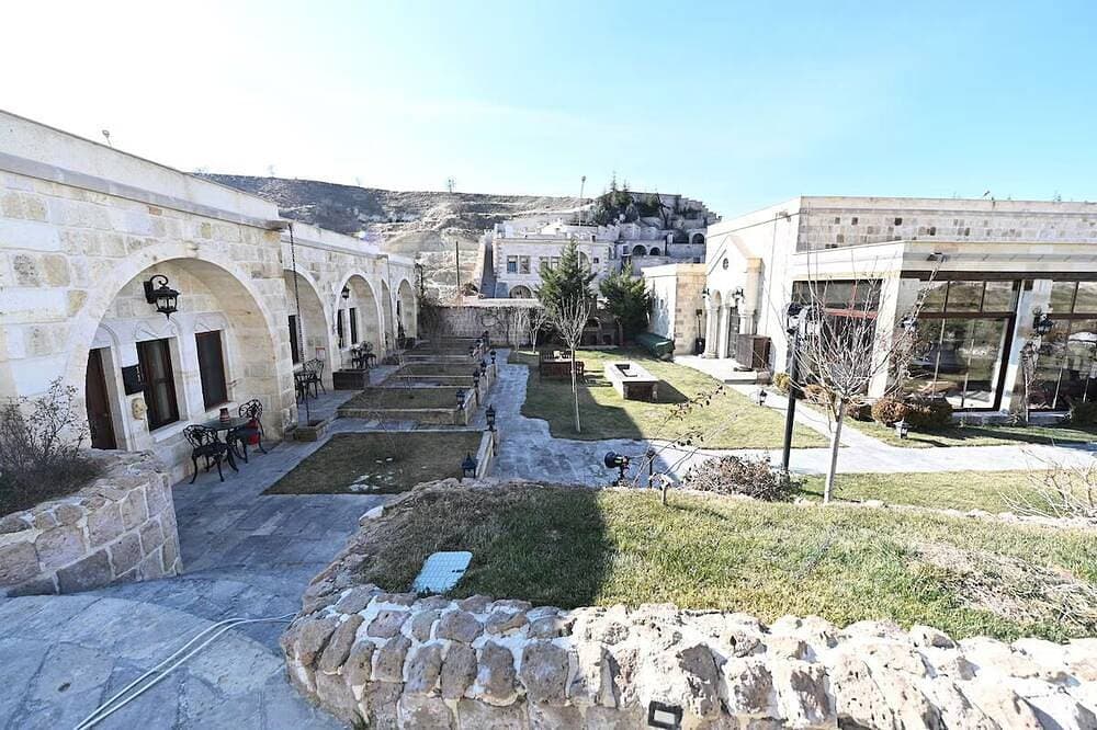 Foto 8 von 16: Historic Cave Room Retreat with Pool, Sauna & Elegant International Cuisines!