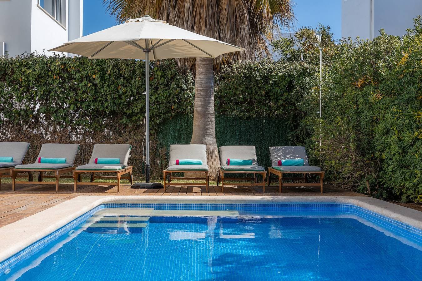 Foto 8 von 42: Haus mit Bergblick, Pool, Garten, Terrasse, Klimaanlage und WLAN