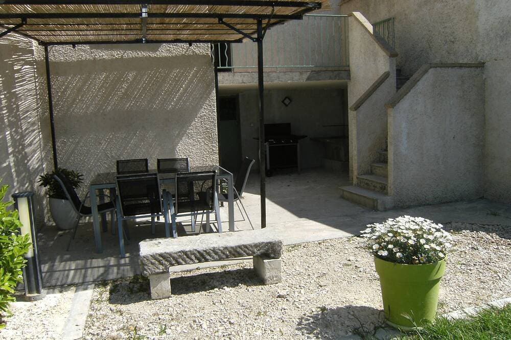 Haus in einem Dorf der Enklave der Päpste 1