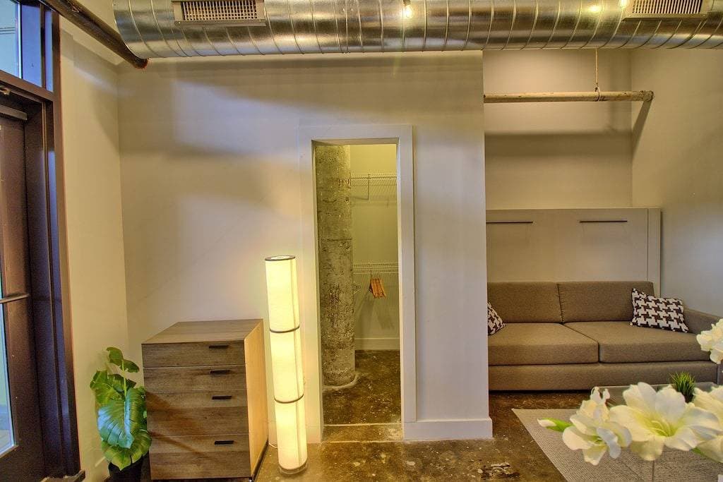 Foto 8 von 23: Chic Ultramodern Minimalist Studio Loft + Patio