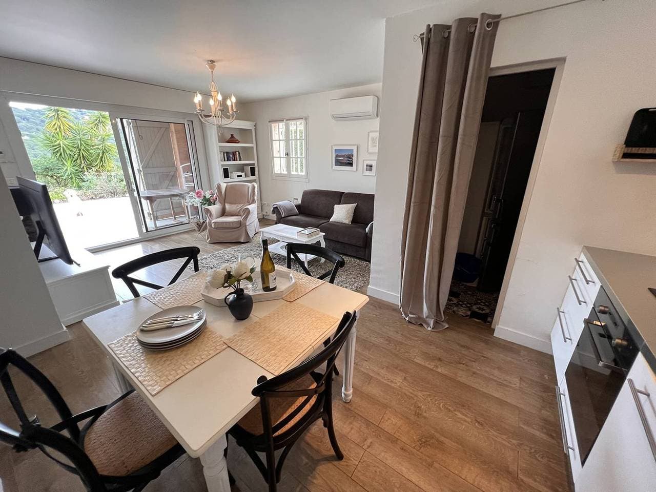 Foto 4 von 11: Sublim renovierte Wohnung, 4 Pers., 1.2 km vom Strand Gigaro, geräumige Terrasse, Elektrogrill