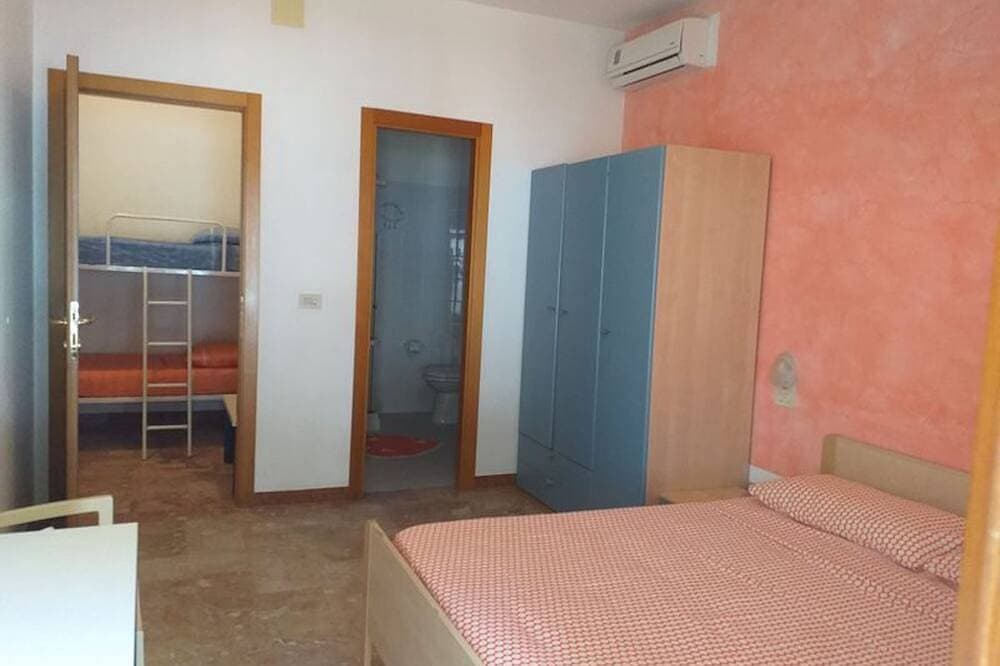 Foto 2 von 14: Geräumiges Doppelzimmer nur einen Steinwurf vom Meer entfernt # 1