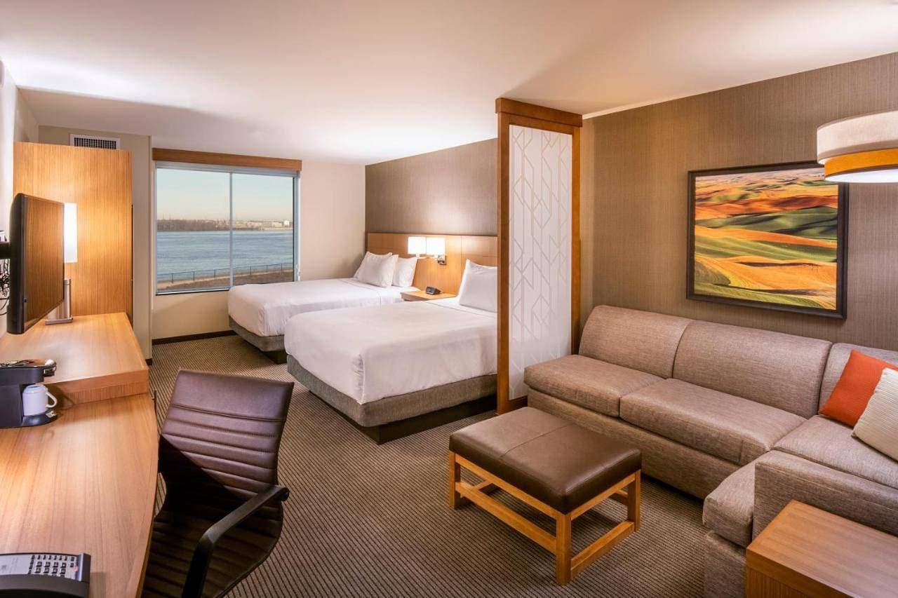 Foto 7 von 7: Queen Room with Two Queen Beds and Sofa Bed
