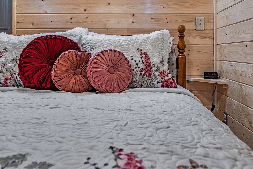 Foto 4 von 36: Cuddling On The Creek Couples only romantic \" Tiny Cabin\" retreat!!!!
