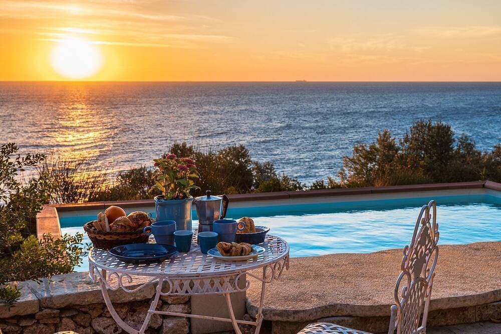 Foto 9 von 28: Mareverde.Gorgeous beachfront cottage with pool and very close to the sea access