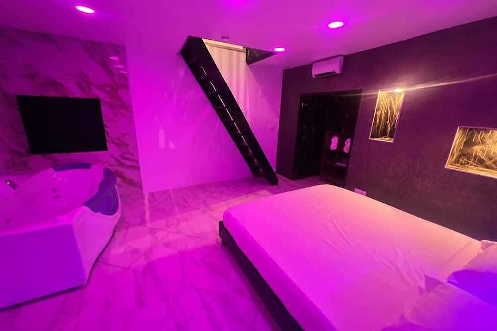 Foto 4 von 13: Maison Appartement Triplex Avec Jacuzzi et Sauna