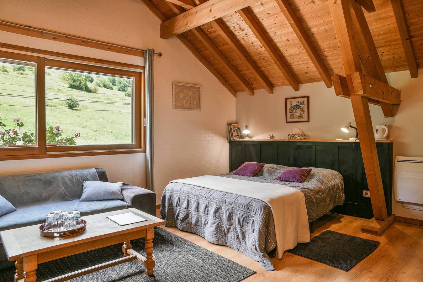 Foto 2 von 28: Gästezimmer 'Arc En Ciel' mit Bergblick, Gemeinschaftspool und WLAN