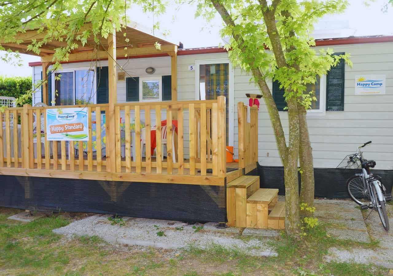 Foto 4 von 38: Mobilehome mit Klimaanlage, Pool und halbüberdachter Holzterrasse