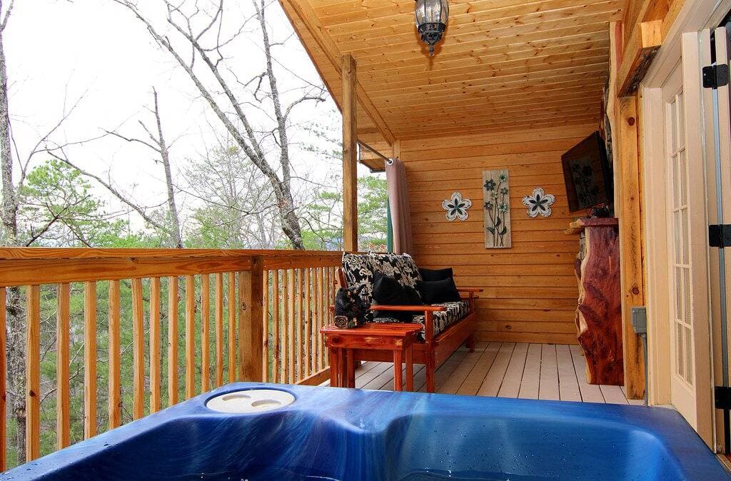 Foto 7 von 17: Über $ 700 in Gratis-Tickets, Abgeschiedene Hütte, Whirlpool, Herz-Jacuzzi, Internet, Gatlinburg, Pigeon Fg