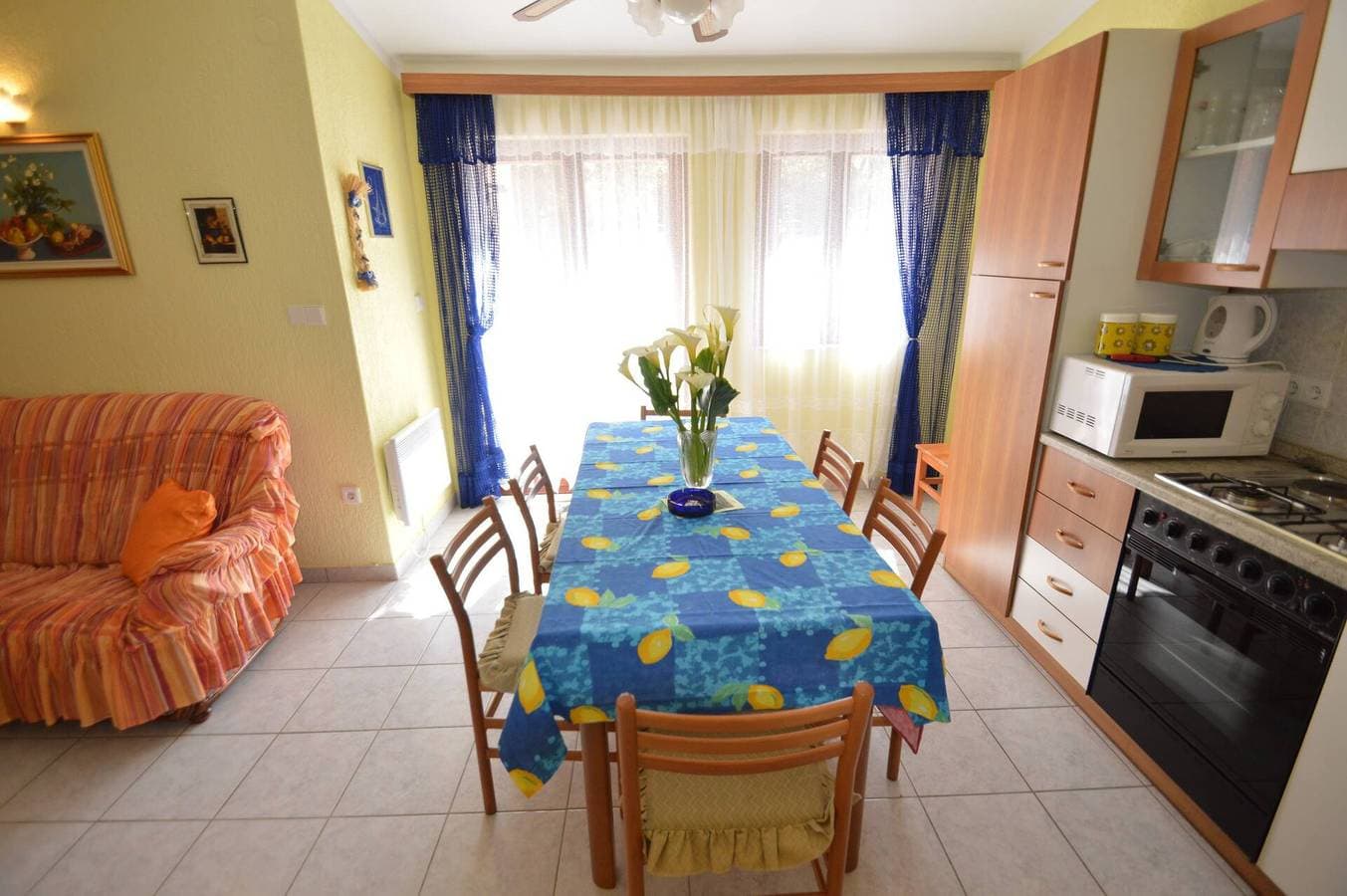 Foto 8 von 16: Apartment Franka 1, Wohnfläche 84 m2. Es verfügt über zwei Schlafzimmer, ein Badezimmer mit Badewanne, ein Wohnzimmer, ein Esszimmer und eine Küche. Das Apartment verfügt über eine große Terrasse und einen privaten Parkplatz.