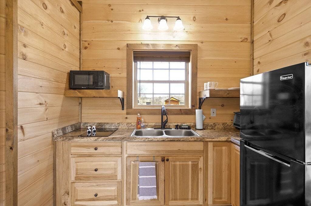 Foto 12 von 48: ☆Newly Build Cabin☆ Hot Tub ◇ Fire Pit ◇ Fireplace ◇ Dog-friendly