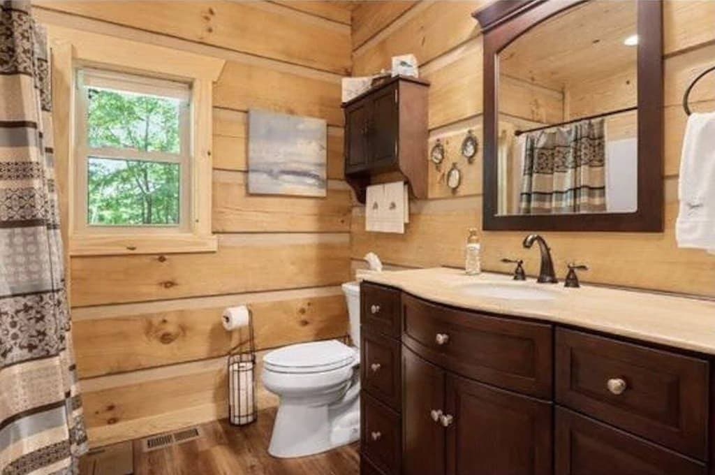 Foto 11 von 34: Gemütliche hundefreundliche Hütte umgeben von schönen Bergbäumen mit Whirlpool+