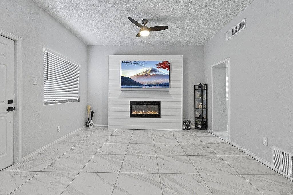 Foto 3 von 20: Welcoming modern home in Central El Paso