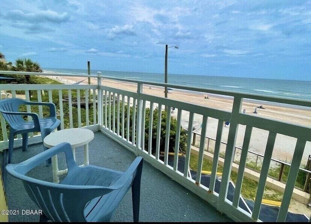 Foto 3 von 30: Oceanfront Studio - “also can’t get closer to the beach” View, comfy and clean!