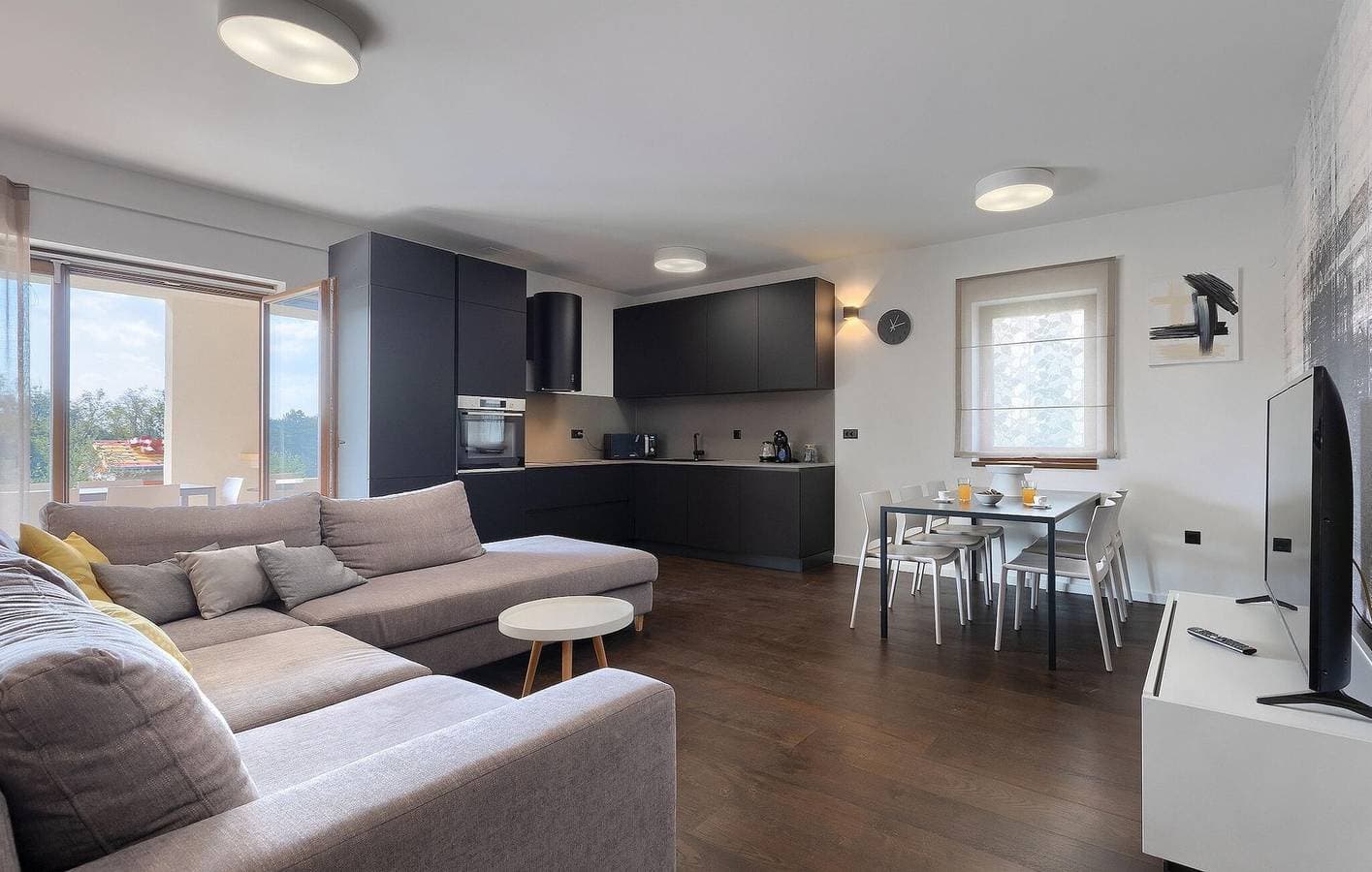 Foto 7 von 43: Gemütliche 2-Zimmer-Wohnung mit Pool, WLAN und Terrasse, 2,5 km vom Zentrum von Anzici entfernt