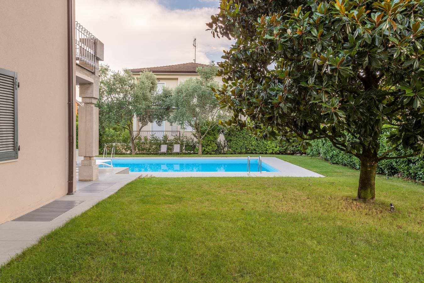 Foto 13 von 27: Moderne Ferienwohnung "Baseventuno 3" mit Pool
