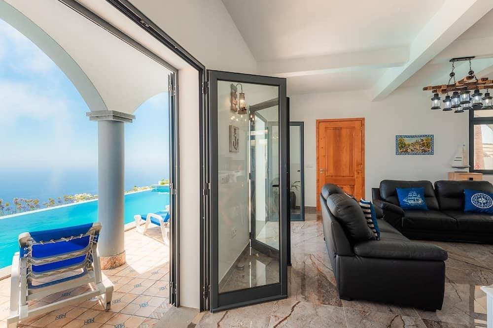 Foto 12 von 30: Villa Blue Sea Tower plus Guest Villa. Large Private Heated Pool. Table Tennis