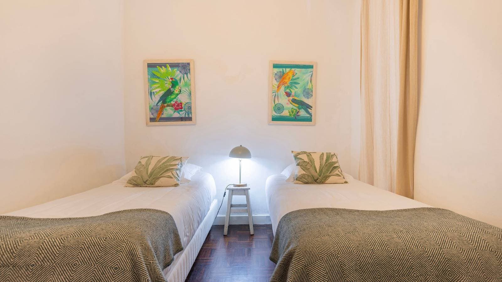Foto 4 von 30: Private Terrace 2Bdr Apartment by LovelyStay