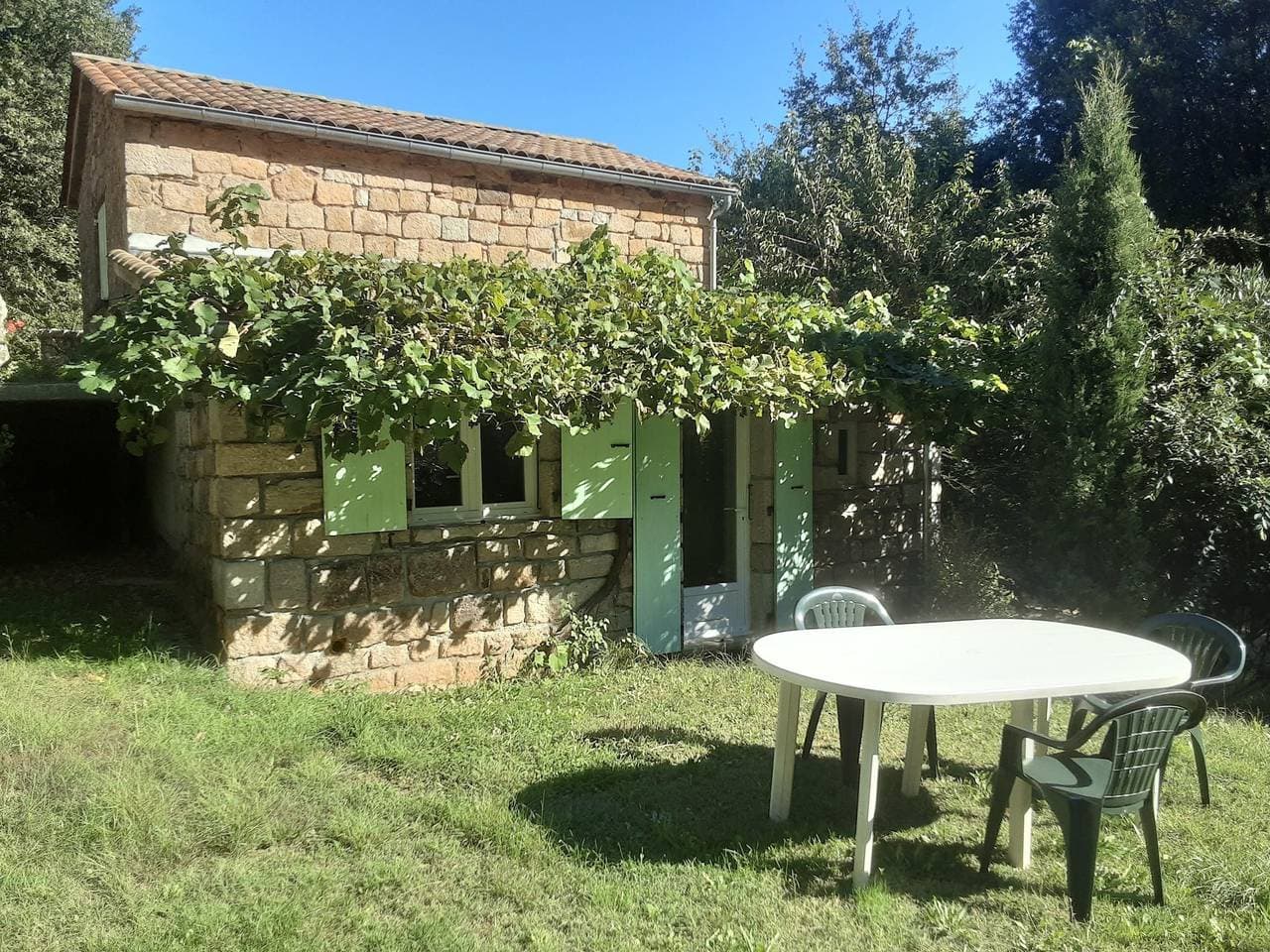 Charmantes Tiny House aus Stein mit Gemeinschaftspool, Chambonas 1