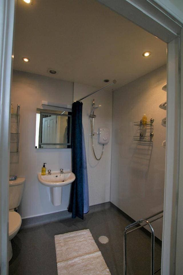 Foto 10 von 10: Family Room with Shower