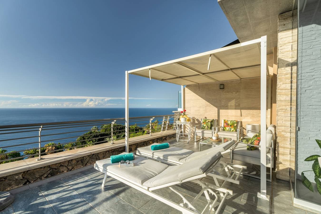 Foto 2 von 38: Ferienvilla 'Golden Horizon' mit Meerblick, Privat Pool und Wi-Fi