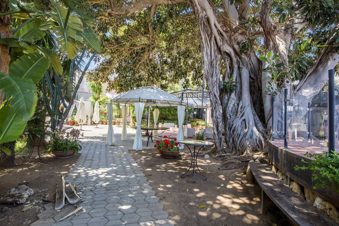 Foto 10 von 25: B&B Villa Liberty sul Mare - Camera Cobalto by Wonderful Italy