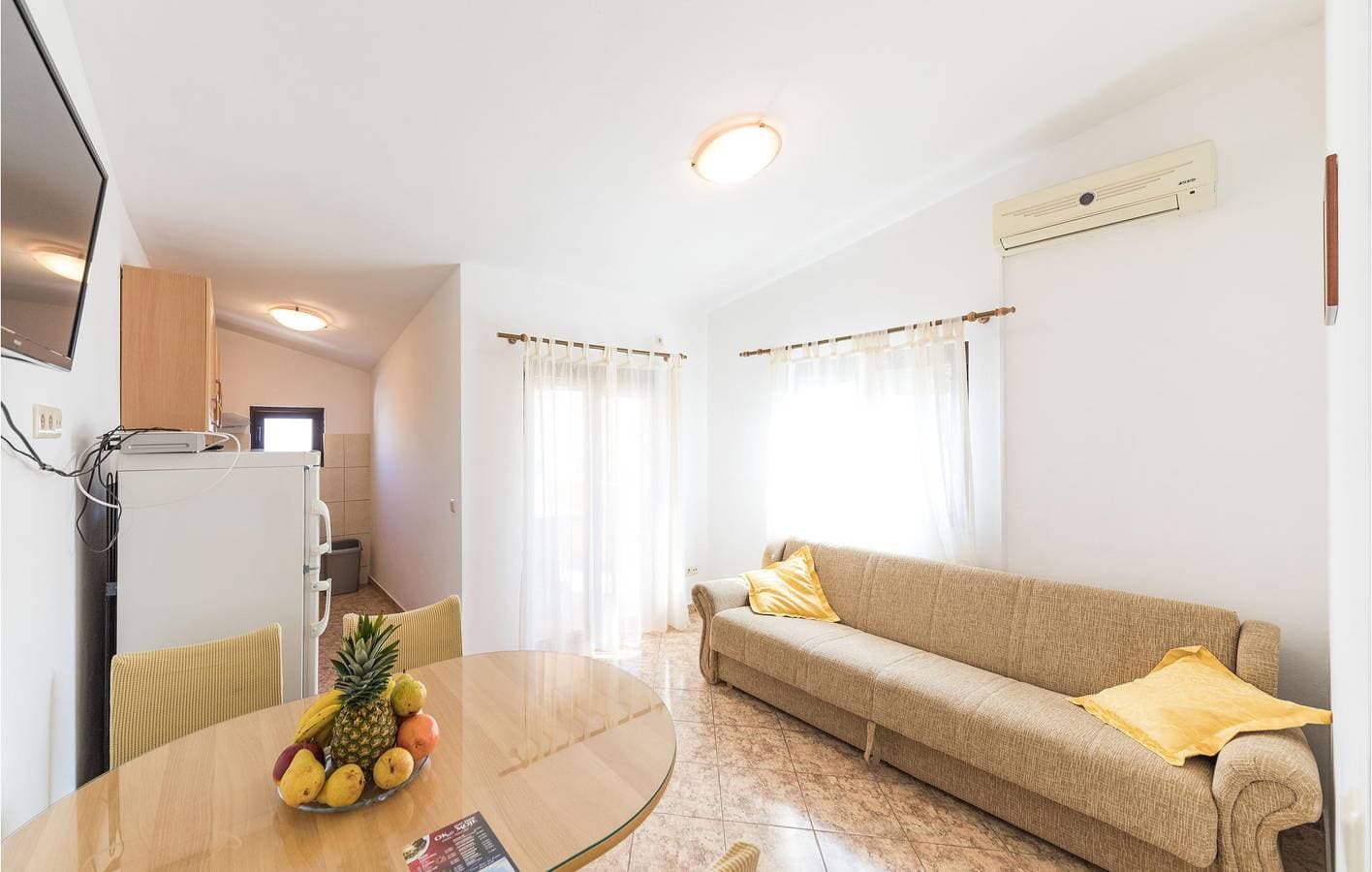Foto 3 von 17: Gemütliche Ferienwohnung mit Terrasse, Küche und WLAN in der Nähe des Strandes Stari Porat