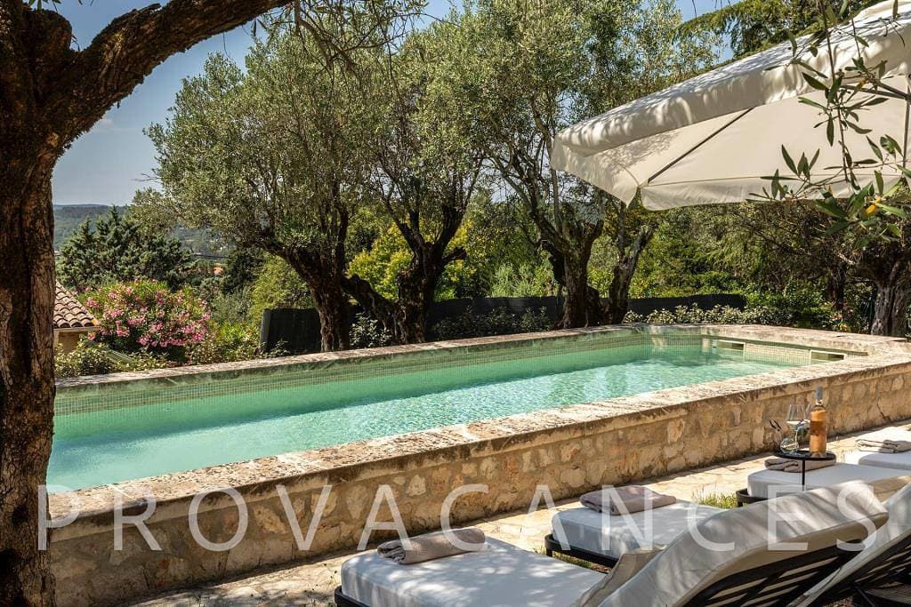 Foto 10 von 58: Wunderschöne authentische Villa mit Olivenhain und Pool in der Provence