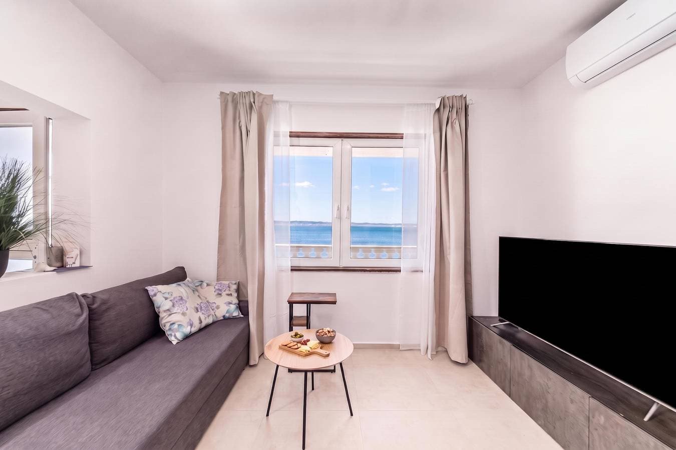 Foto 4 von 36: Seafront Escape - 4Br Beachfront Villa for 8