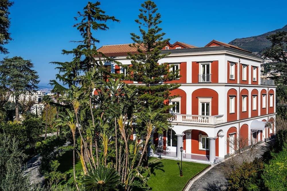 Signature Villa Overlooking the Gulf of Naples with biolake and garden 1