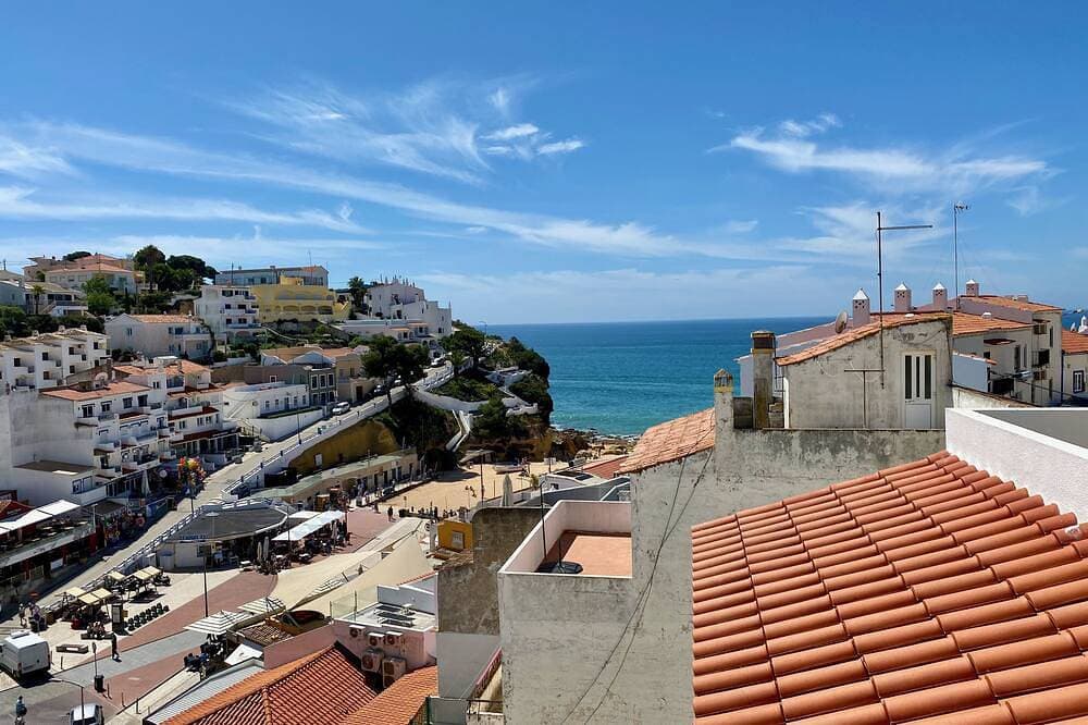 Foto 11 von 23: Carvoeiro town apartment wifi, elevator, roof terrace, airconditioning,  garage.