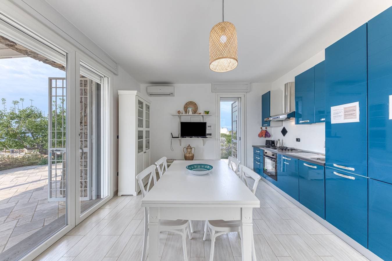 Foto 7 von 38: Moderne Steinvilla mit Pool und Meerblick