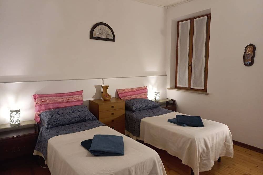 Foto 10 von 18: Apartment-Traditionell-Eigenes Badezimmer-Blick auf den Hof