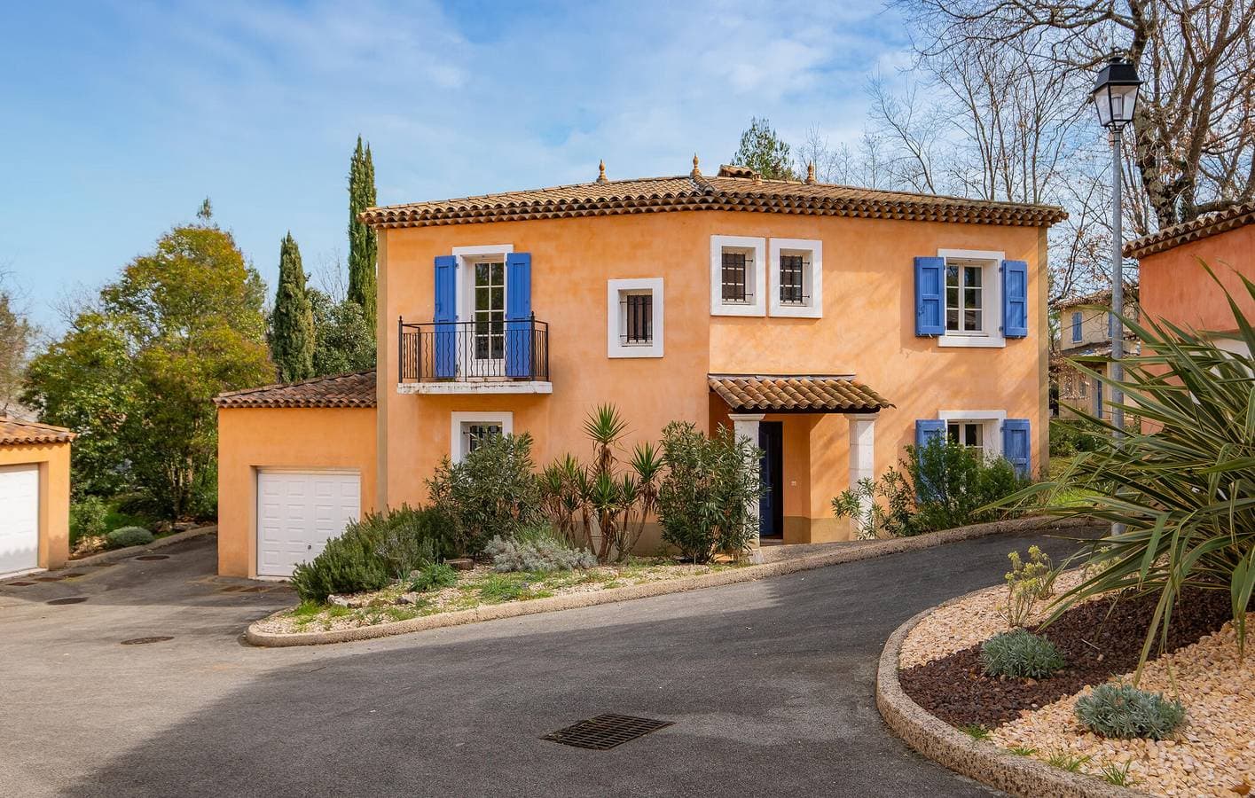 Poolside Getaway: 120qm mit AC, Parkplatz & WiFi 1