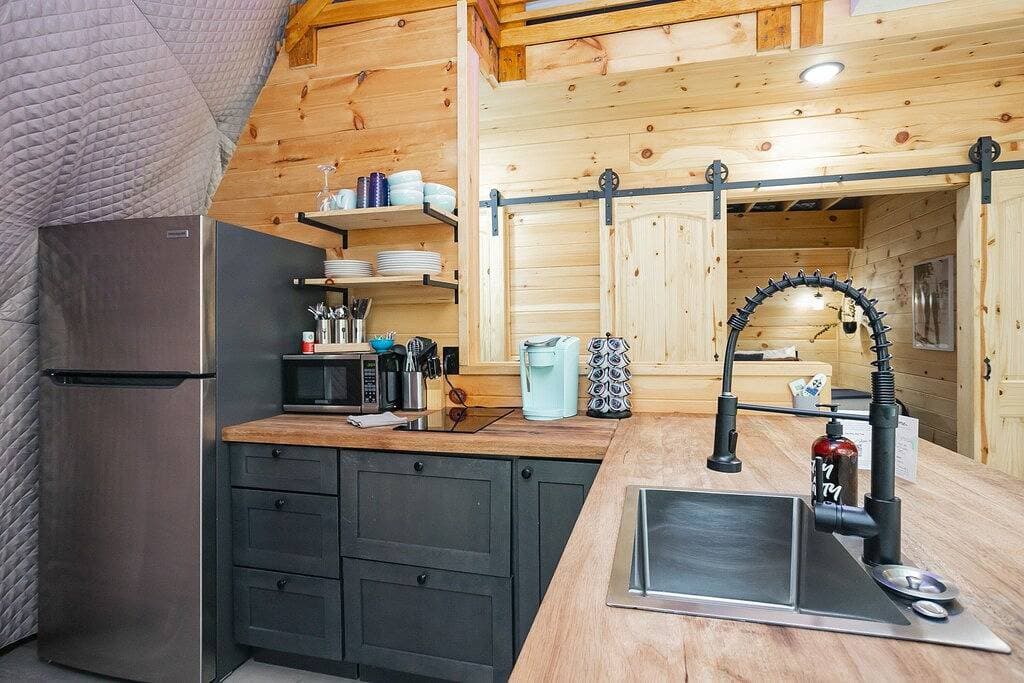 Foto 13 von 49: ➡️🛣️ Further up the Road Large Glamping Dome with Hot Tub, Fire Pit and Grill
