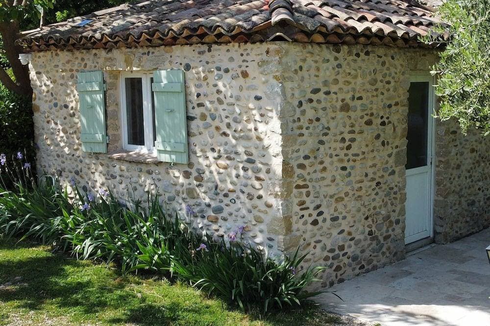 Quiet little house with large garden on the Rhône agricultural plain 1