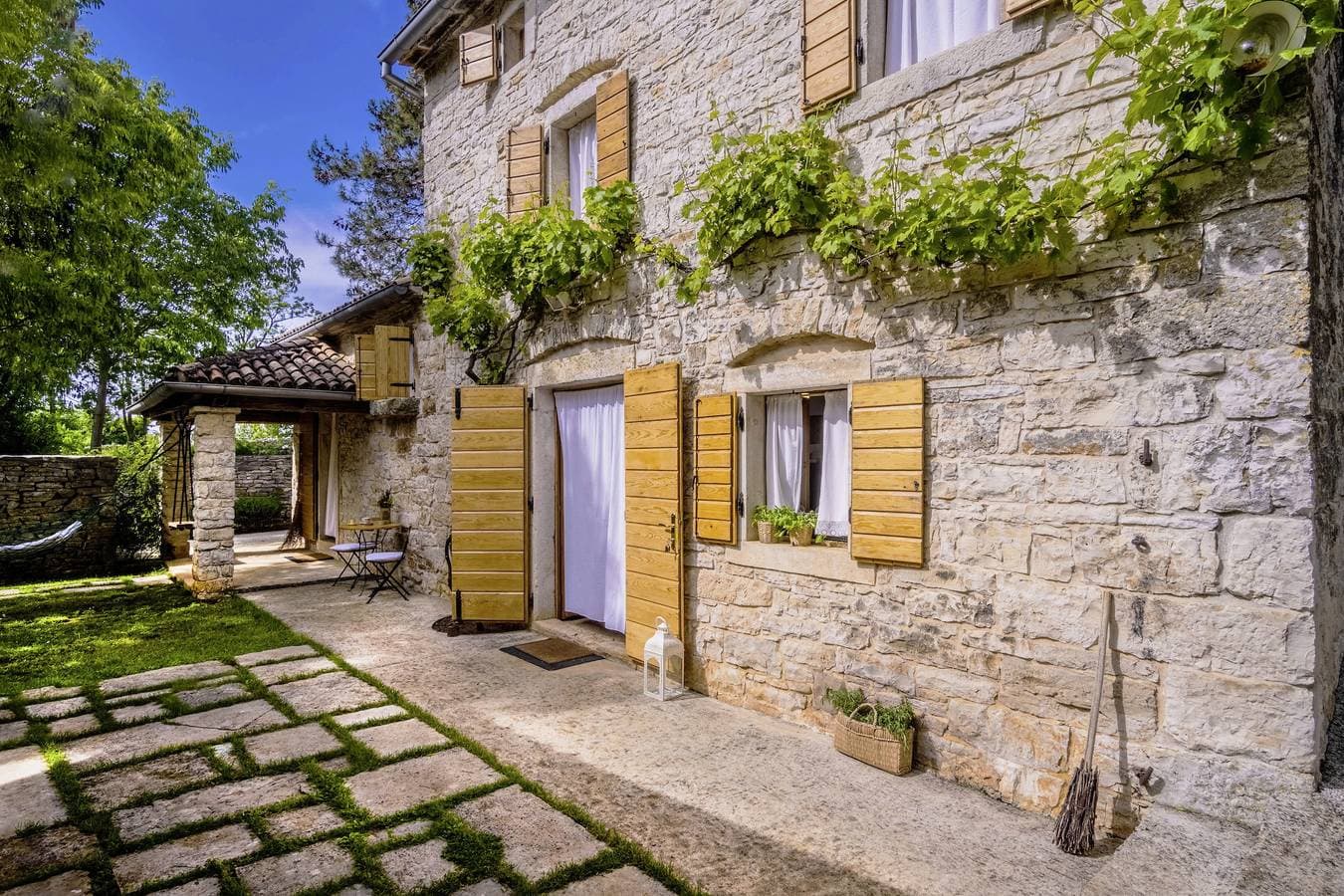 Foto 9 von 48: Ferienhaus Una * 1000 m2 Garten mit Liegewiese, Grill, WLAN