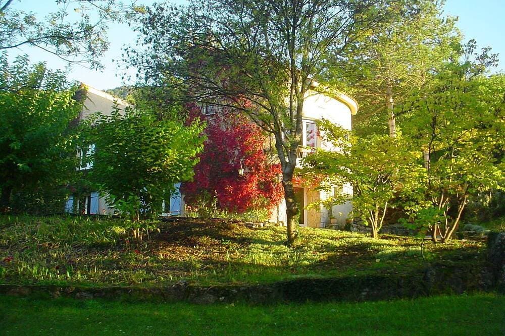 Foto 12 von 30: Les Rochers - Spacious woodland gite with heated pool