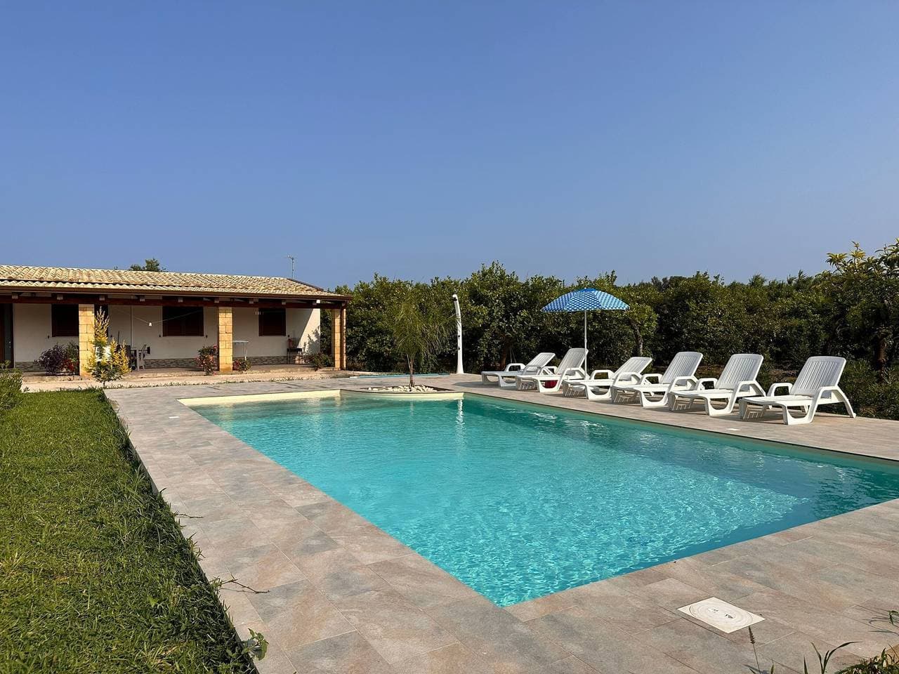 Foto 3 von 33: Villa Lorenzo mit privatem Garten, Whirlpool und WLAN