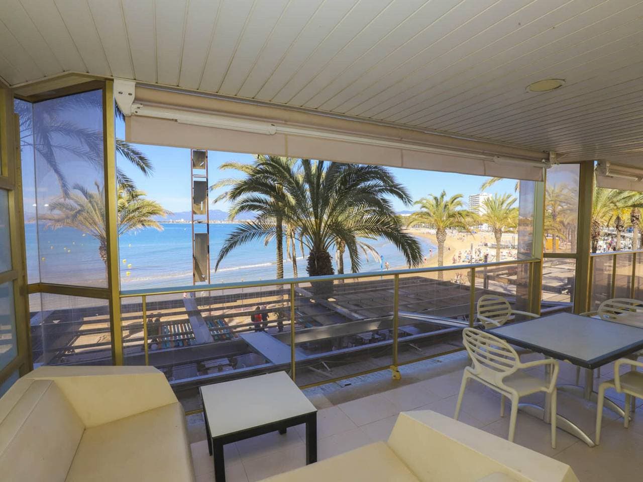 Modernes Apartment mit Meerblick, direktem Strandzugang und großer Terrasse in Salou 1