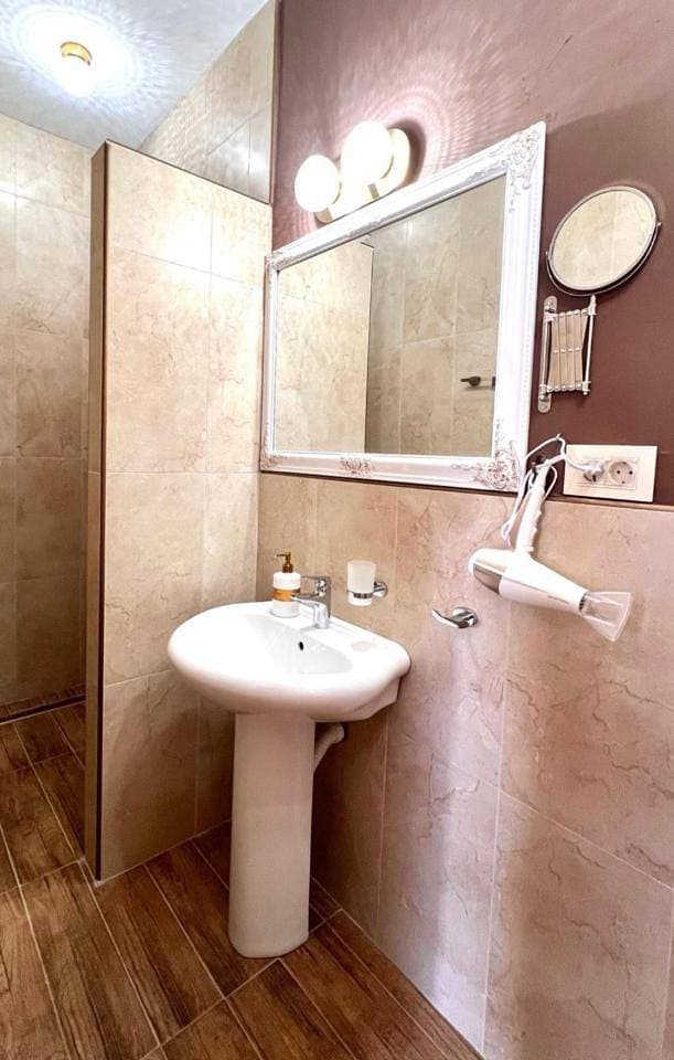 Foto 8 von 12: Twin Room with Private Bathroom