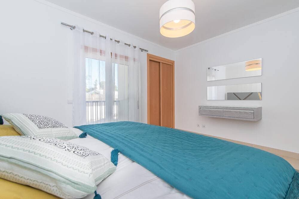 Foto 2 von 30: Amazing & Modern Apartment in Cabanas Beach with direct pool access (Sleeps 4)