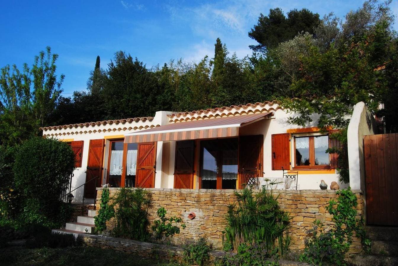 Foto 4 von 18: Charaktervolles Haus in Ceyreste - Terrasse und eingezäunter Garten