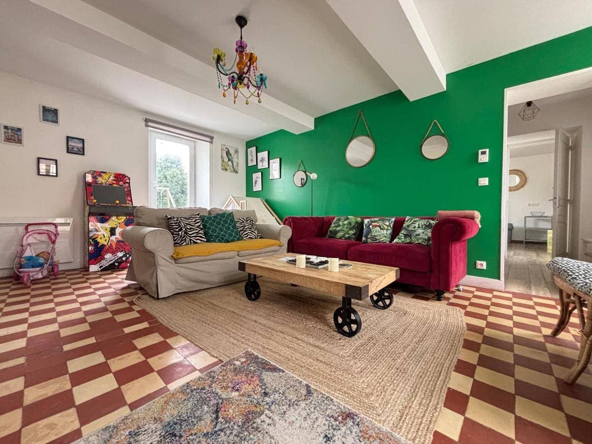 Le So Wild, maison avec jardin clos, terrasse aménagée, 5 mn à pied commerce, terrain de tennis, à 800 m de la plage d'Omaha beach jeux arcade, jouets, matériel jeunes enfants enfants, table ping-pong 1