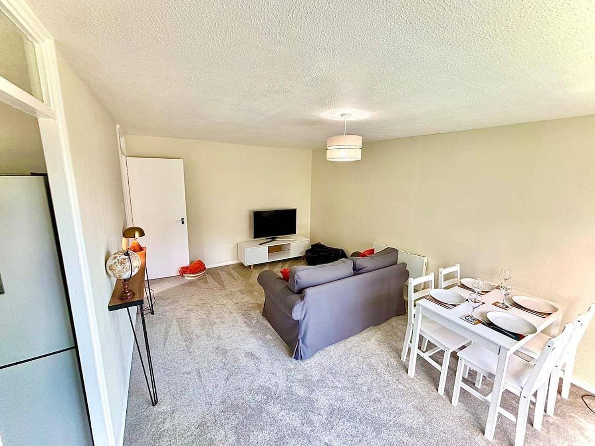 Bright 2 bedroom top floor apartment 1